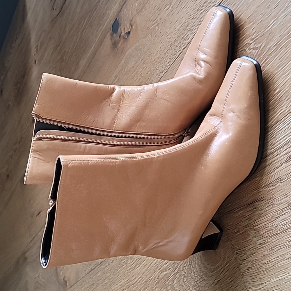 Vintage low heel women's Etienne Aigner boots 8.5